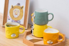 马克杯与宠物的温馨瞬间