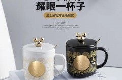 马克杯的多功能盖子设计